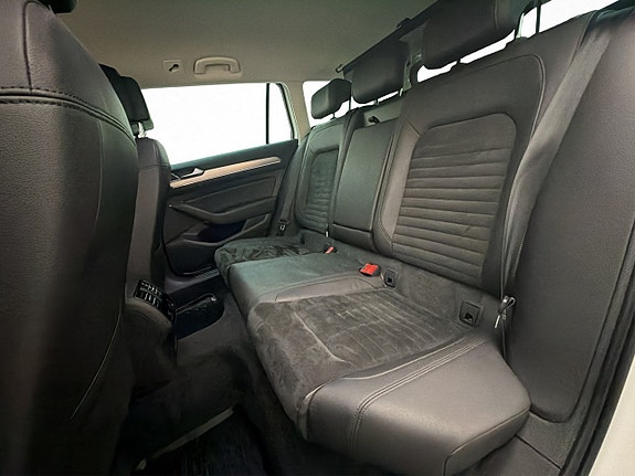 Volkswagen Passat 26 of 30