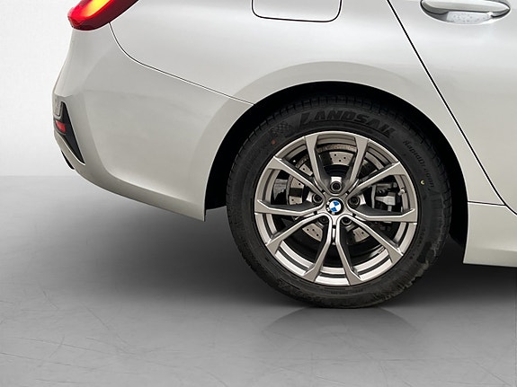 BMW 320i 12 of 30