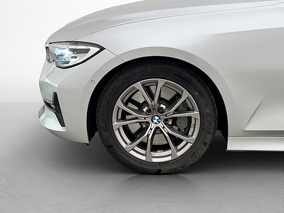 BMW 320i 10 of 30