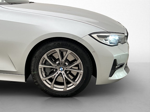 BMW 320i 13 of 30