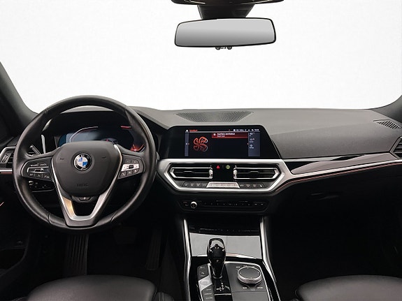 BMW 320i 18 of 30