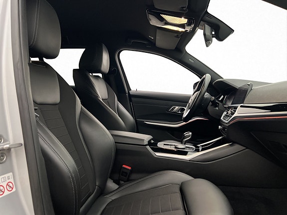 BMW 320i 14 of 30