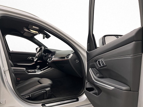 BMW 320i 15 of 30