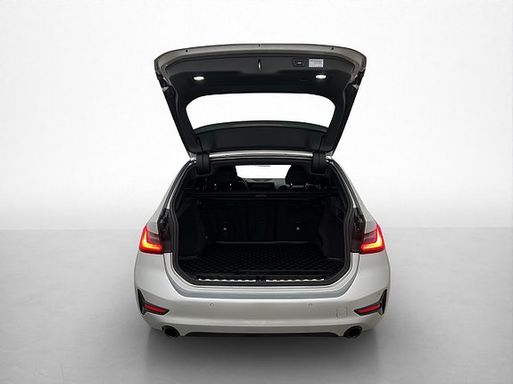 BMW 320i 16 of 30