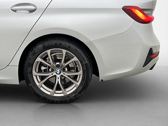 BMW 320i 11 of 30