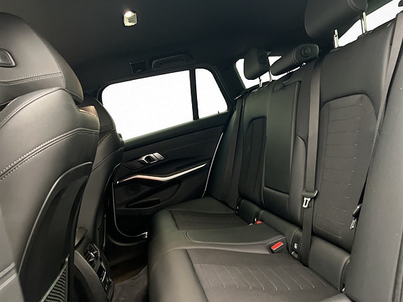 BMW 320i 17 of 30