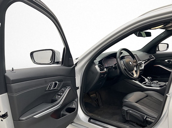 BMW 320i 20 of 30