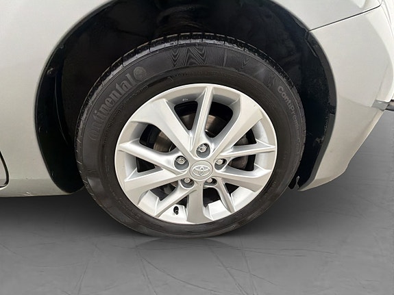 Toyota Auris 19 of 30