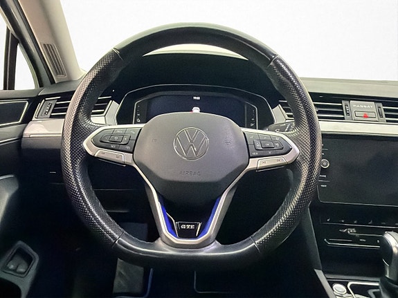 Volkswagen Passat 13 of 30