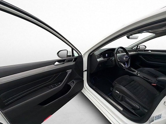 Volkswagen Passat 10 of 30