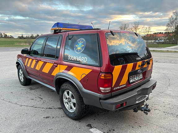 Ford Explorer 3 of 5