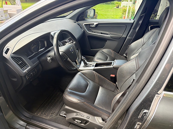 Volvo XC60 2 of 4