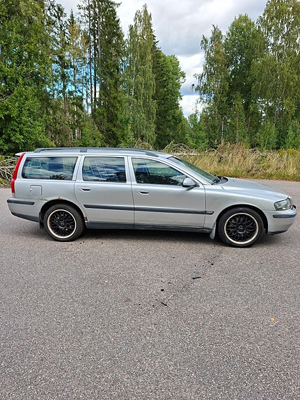 Volvo V70 2 of 8