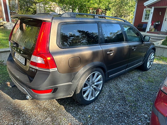 Volvo XC70 2 of 4