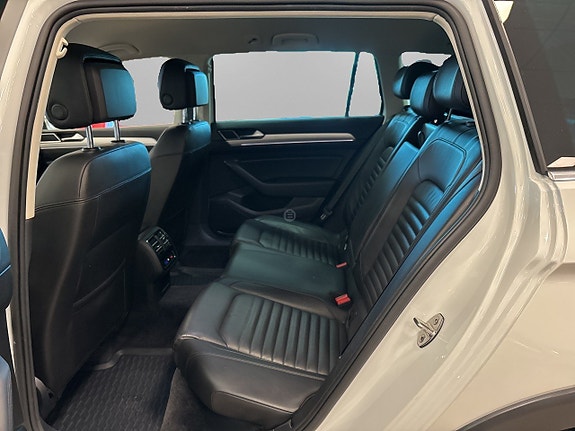 Volkswagen Passat Alltrack 13 of 22
