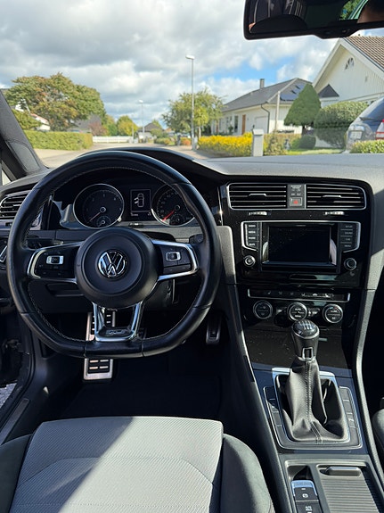 Volkswagen Golf VII 9 of 12
