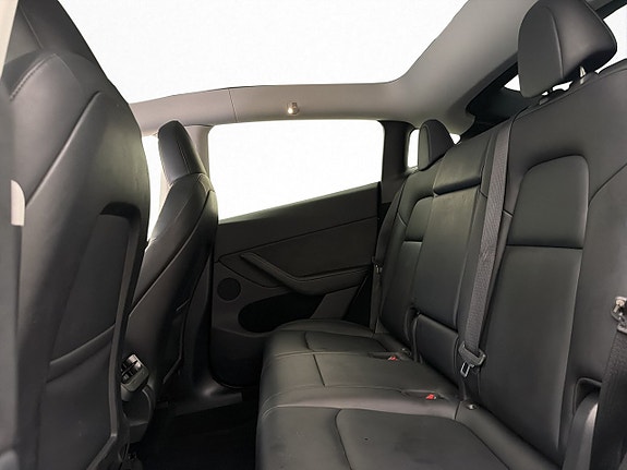 Tesla Model Y 27 of 30