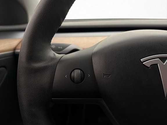 Tesla Model Y 17 of 30