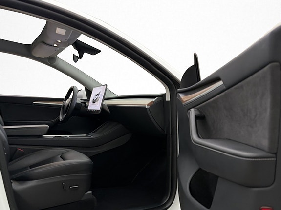 Tesla Model Y 29 of 30