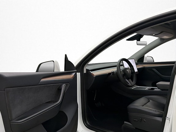 Tesla Model Y 12 of 30