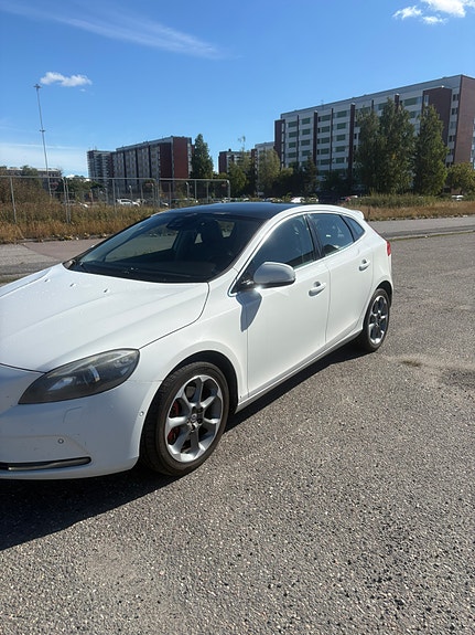 Volvo V40 2 of 6