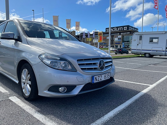 Mercedes-Benz B180 2 of 9