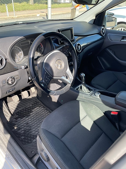 Mercedes-Benz B180 5 of 9