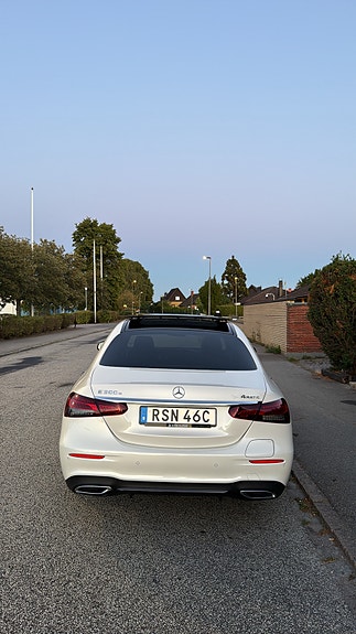 Mercedes-Benz E300 e 4 of 22