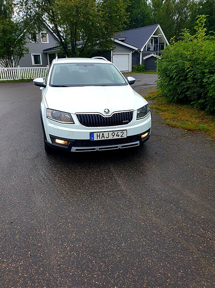 Skoda Octavia Scout 2 of 10