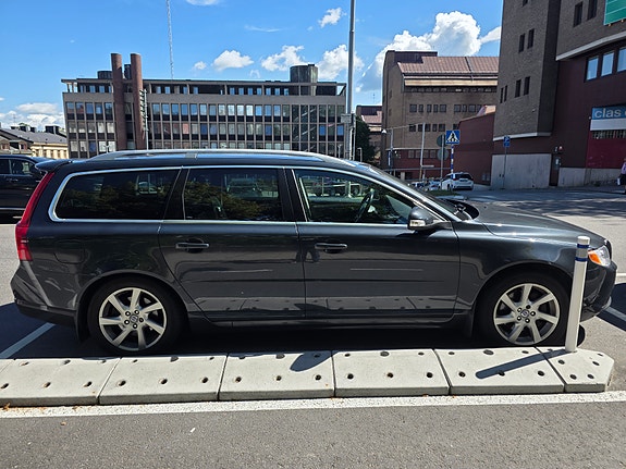 Volvo V70 2 of 6