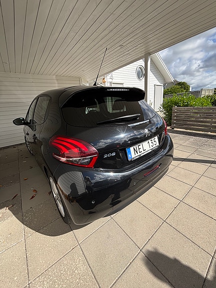 Peugeot 208 2 of 10