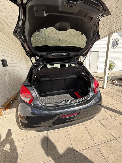 Peugeot 208 3 of 10
