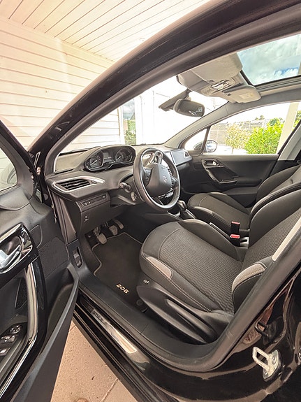 Peugeot 208 4 of 10