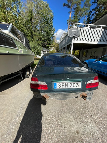 BMW 325i 5 of 7
