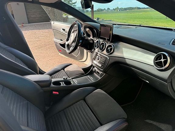Mercedes-Benz CLA220 d 5 of 8