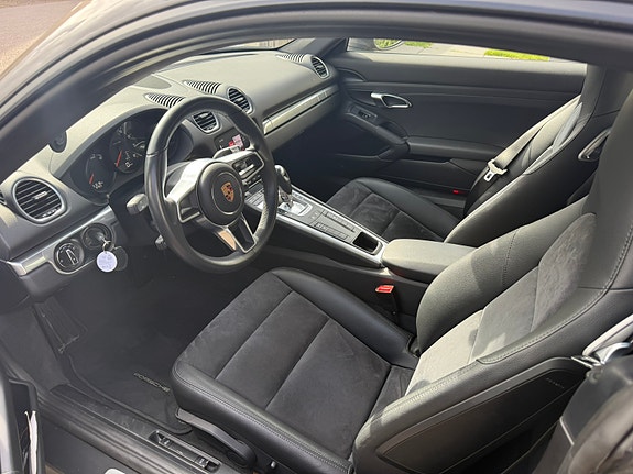 Porsche 718 Cayman 3 of 4