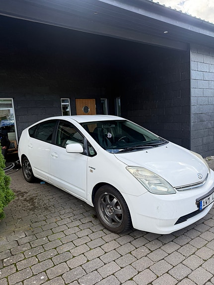 Toyota Prius 3 of 6