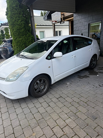 Toyota Prius 2 of 6