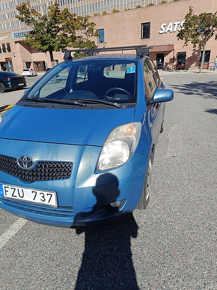 Toyota Yaris 2 of 7