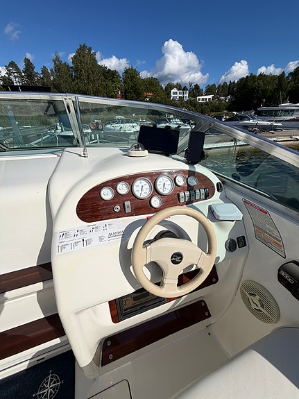 Sällsynt & välskött Sea Ray 215EC, 1996 – ovanligt mörkblått skrov 7 of 12