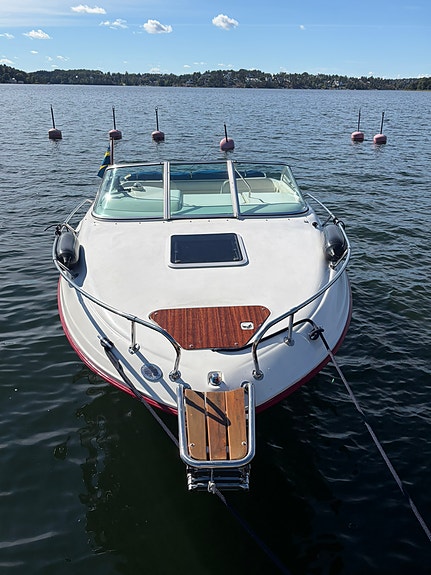 Sällsynt & välskött Sea Ray 215EC, 1996 – ovanligt mörkblått skrov 2 of 12