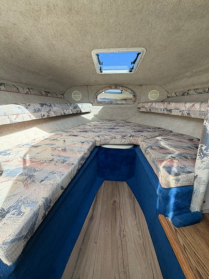 Sällsynt & välskött Sea Ray 215EC, 1996 – ovanligt mörkblått skrov 10 of 12