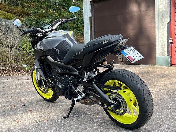 Yamaha MT-09 4 of 5