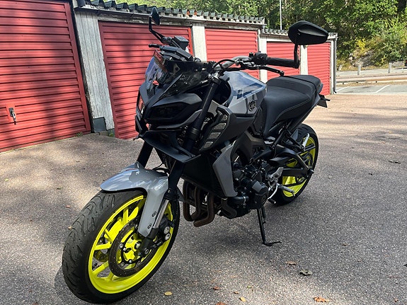 Yamaha MT-09 2 of 5