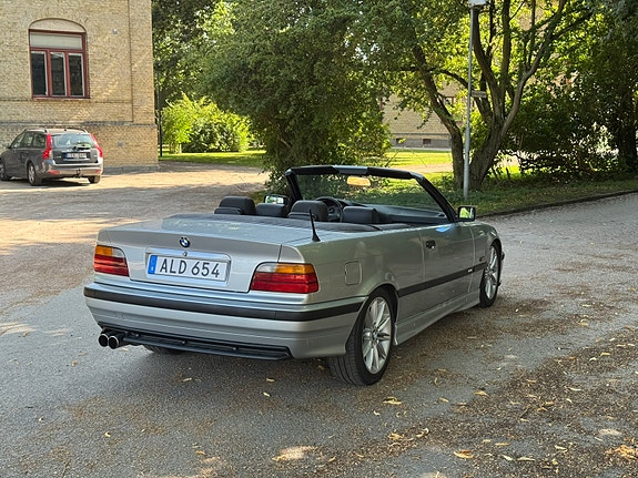 BMW 325i 4 of 7