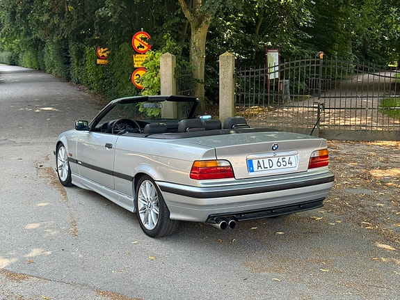 BMW 325i 3 of 7