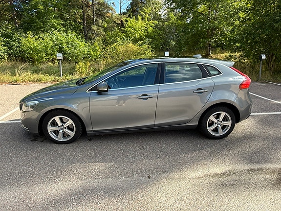 Volvo V40 2 of 27