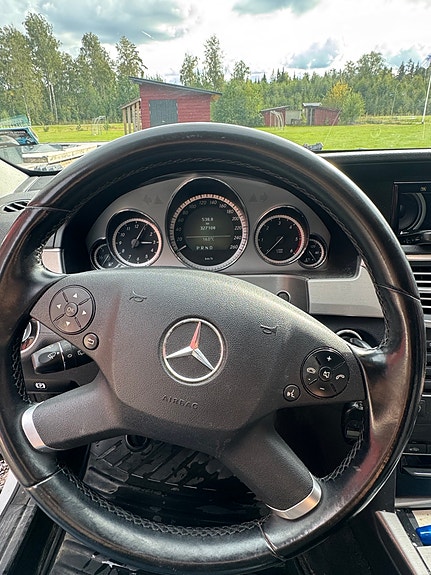 Mercedes-Benz E220 4 of 8
