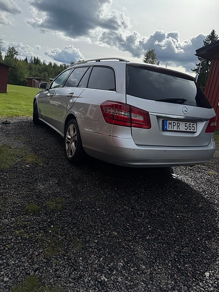 Mercedes-Benz E220 5 of 8