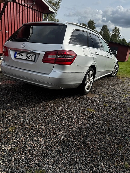 Mercedes-Benz E220 2 of 8